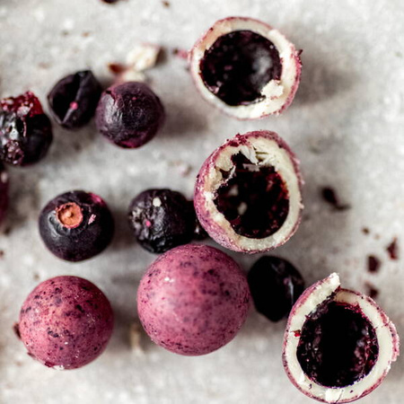 Czarne porzeczki w białej czekoladzie 150g SLOWLANDIA